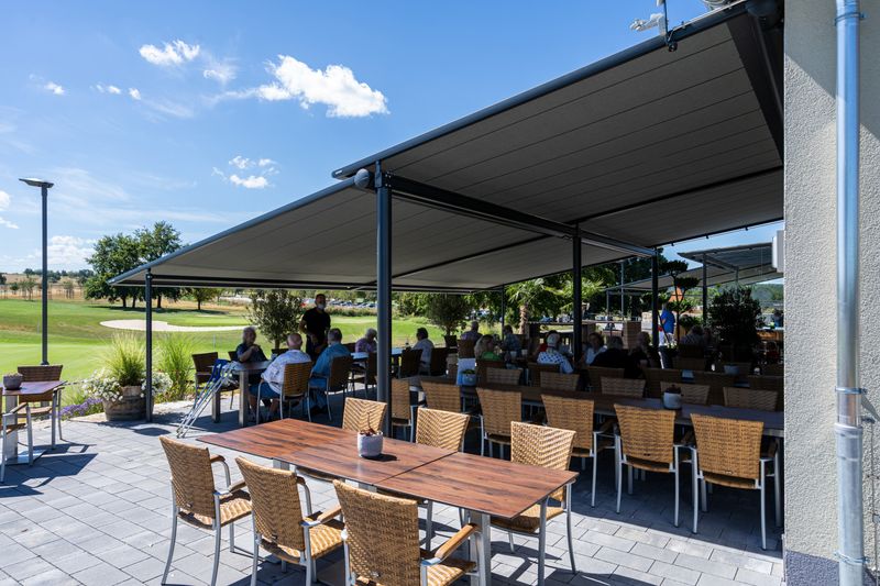 Referenzbild einer anthrazitfarbenen pergola classic in Karlsruhe an einem Golfplatz