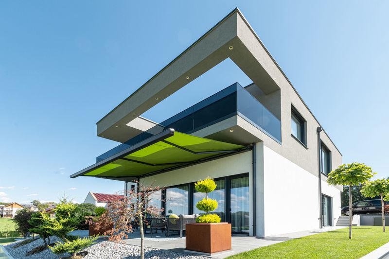 référence markilux mx-1 compact : toile de store avec tissu vert sur maison design moderne