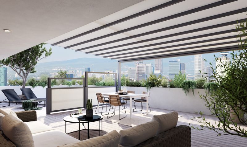 markilux pergola stretch met licht doek op een penthouse terras met uitzicht op de skyline, gecombineerd met zijdelingse wind/zichtbescherming.