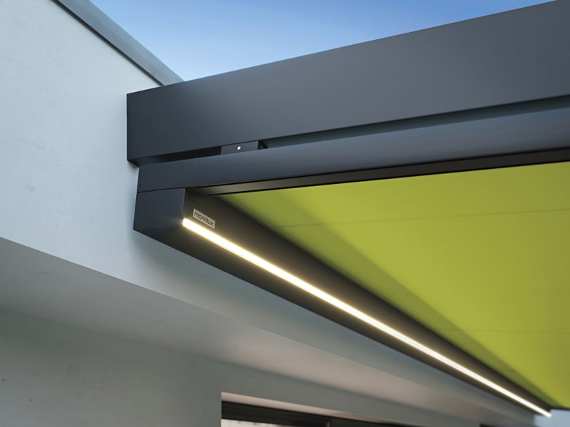 Detailweergave van LED-Line in de cassette van markilux zonneschermen voor onder het glas, groene doekbespanning