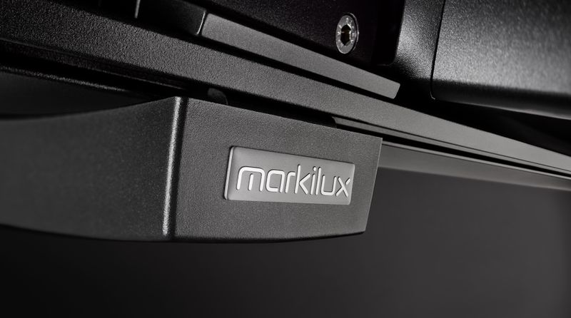 Sort makrooptagelse af markise markilux 6000 med logo.
