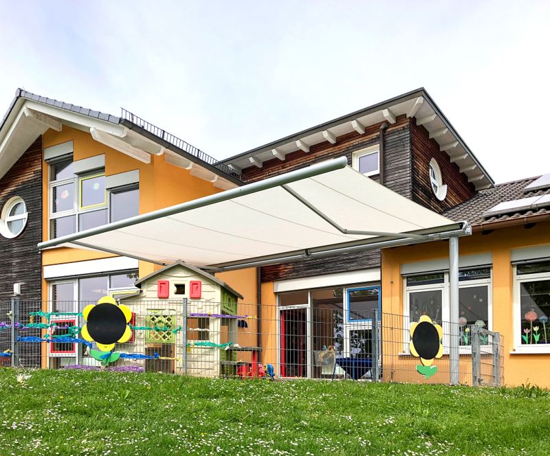 Referencebillede af en markilux 1600 over spiseområdet i en børnehave i Langenbrettach