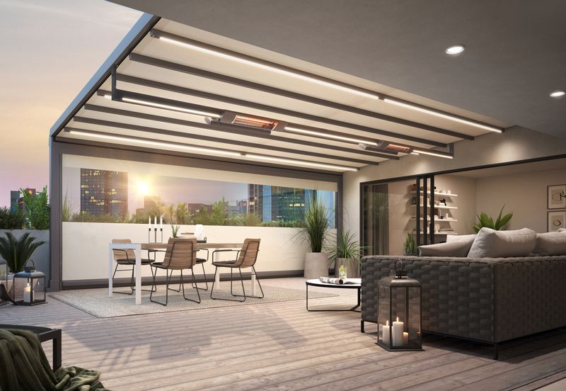 markilux pergola stretch auf der Terrasse eines Penthouses in der Dämmerung - ausgestattet mit Licht, Wärmestrahlern und Vertikalmarkisen mit Panoramafenster.