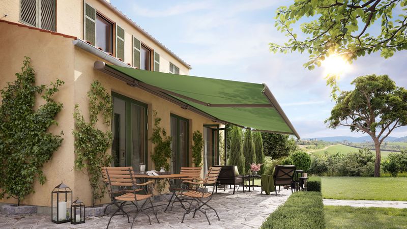 markilux mx-5010 en brun havane avec tissu vert sur une maison de campagne du sud de la France