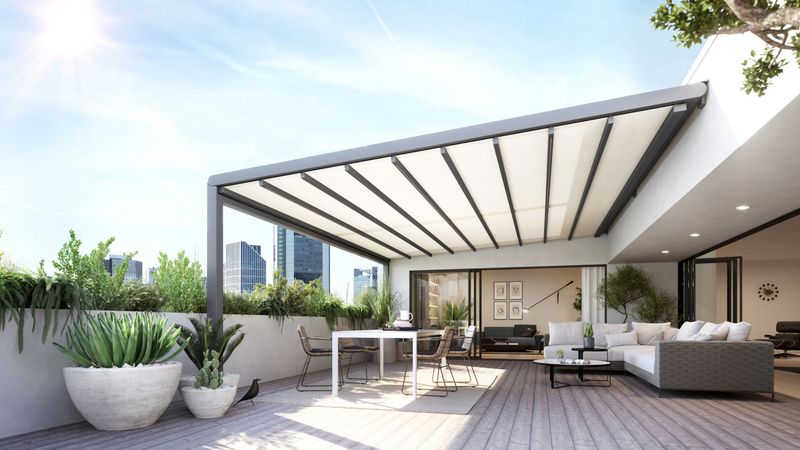 markilux pergola stretch auf einer modernen, schicken Dachterrasse vor der Skyline einer Großstadt