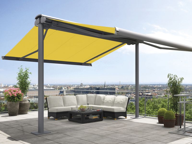 Sistema de toldo autoportante markilux syncra con dos toldos con lona del toldo amarilla en una terraza.