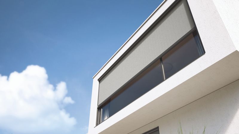 Edificio de yeso blanco, detalle vista ventana con toldos para ventanas markilux 876 vertical.