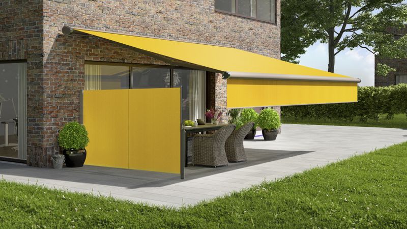 markilux 790 Backsteinhaus mit gelber Seitenmarkise