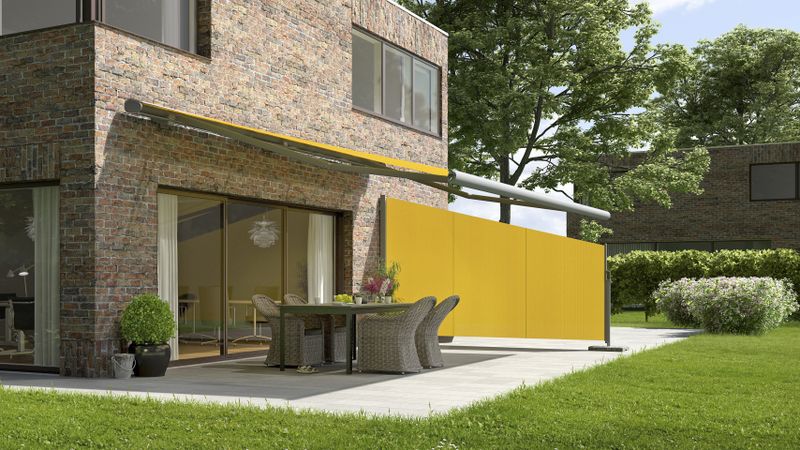 markilux 790 casa in mattoni con tenda da sole laterale in giallo
