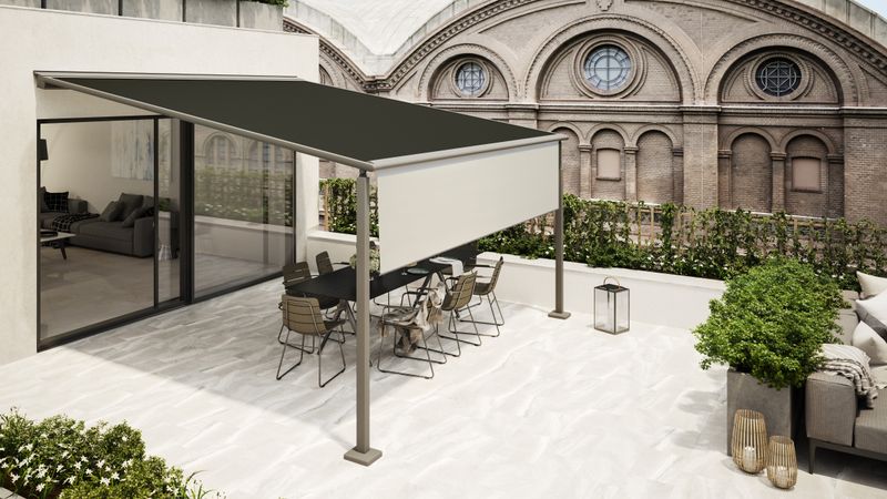 markilux pergola compact mit schwarzem Tuch und Schattenplus auf einer Dachterrasse.