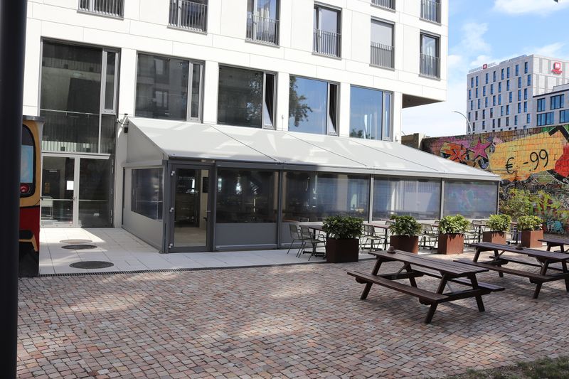 Reference image markilux 8800 in front of the outdoor area of the Hotel Schulz in Berlin