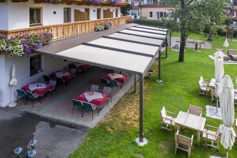 Referencebillede markilux pergola strækker sig over en terrasse på Feriengut Oberhabach i Kirchdorf, Tyrol