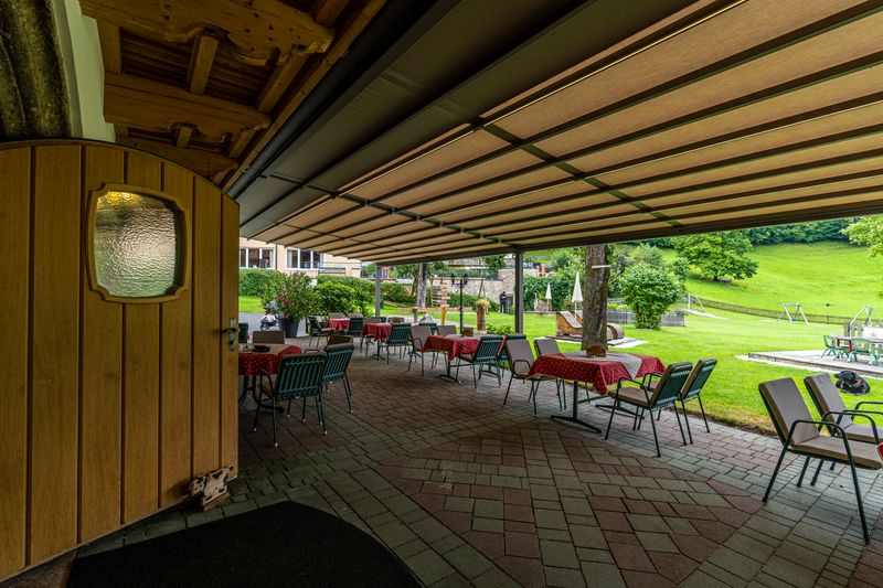 Reference image markilux pergola stretch: including table groups of the Feriengut Oberhabach in Kirchdorf, Tyrol