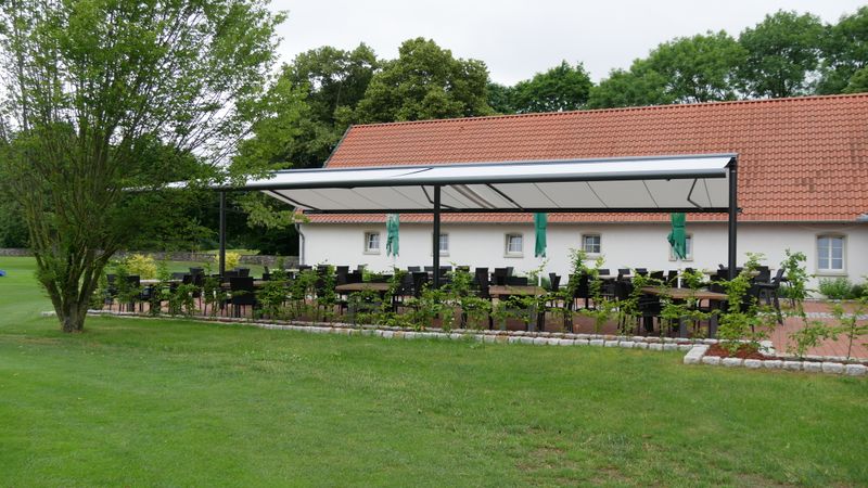 Reference image of free-standing markilux syncra above a terrace with several table groups in Ostercappeln