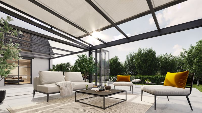 Markilux 7800 top glasmarkis med ljusmarkisskydd på ett modernt uterum får terrassen att se ut som ett vardagsrum utomhus med loungeområde.