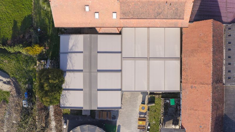 Immagine di riferimento con il markilux pergola stretch e le tende da sole (dall'alto) sull'area esterna dell'azienda vinicola Kern