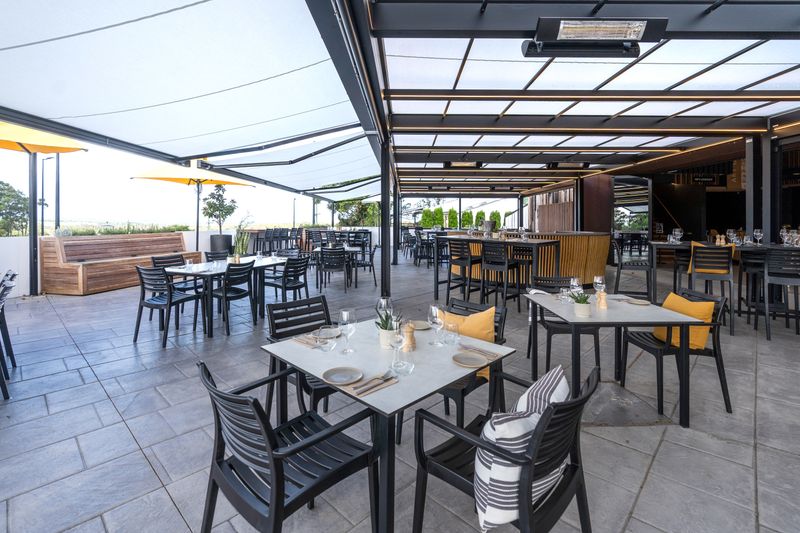 markilux markant and markilux 970 installed over the outdoor area of a restaurant in Pokolbin
