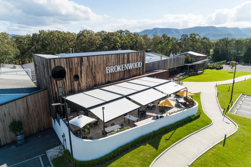 Reference image of several markilux awnings with anthracite frame and cream fabric cover. The awnings are mounted over the outdoor area of the Brokenwood winery