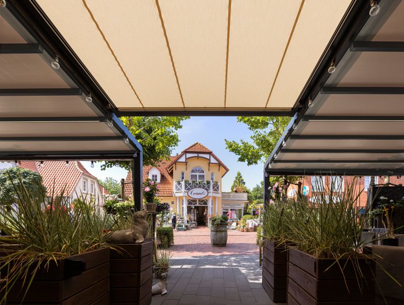 Reference picture of a markilux pergola stretch for the outdoor area of a restaurant in St. Peter-Ording