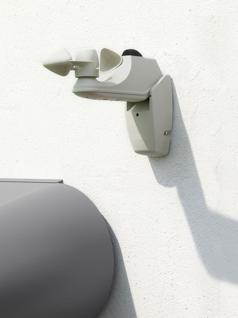 Imagem detalhada de um sensor de vento montado na parede de uma casa