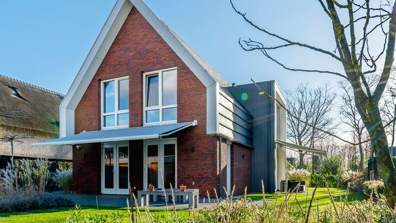 Imagem de referência de um MX-3 como toldo de terraço de uma casa de família em Aalsmeer, Holanda.