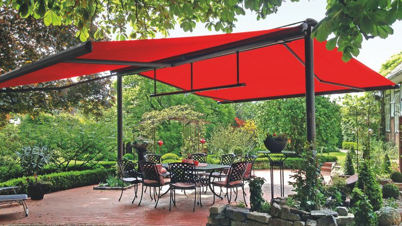 Reference image Badbergen: free-standing awning system markilux syncra with red fabric cover and anthracite frame