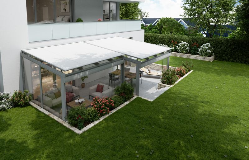 On-glass awning markilux 770 with white fabric cover and dark gray frame. The winter garden is located in front of a modern house and surrounding is a large garden.