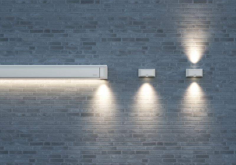 markilux MX-4 i vitt med LED Line och två lampor i vitt på grå vägg