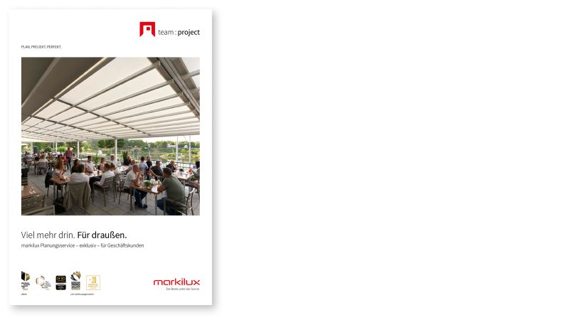 Broschüre für Geschäftskunden des team : project mit einem Bild einer Markise, die über dem Ausenbereich eines Restaurant für Schatten sorgt.