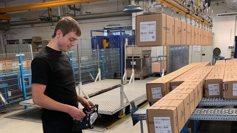 Picture of a trainee in the markilux warehouse