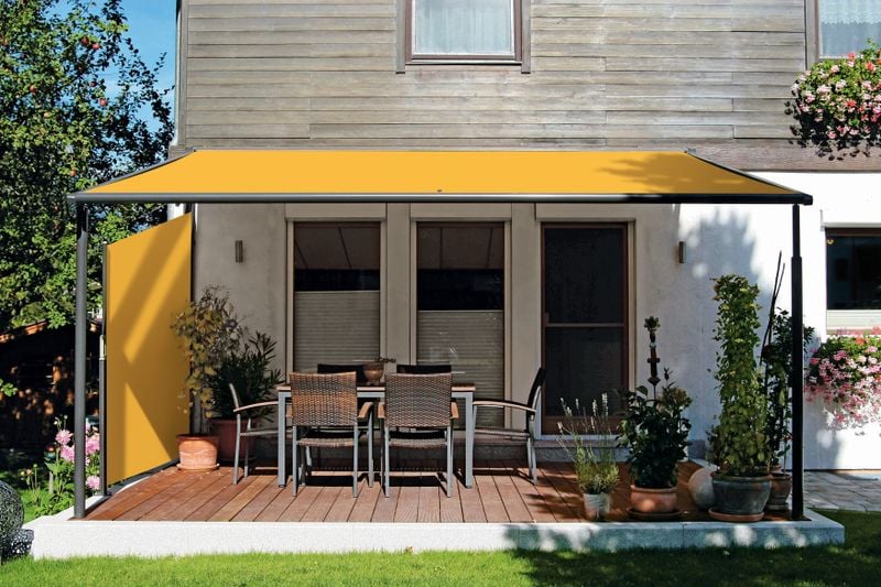 reference markilux pergola classic med gul stofbetræk i haven med terrasse