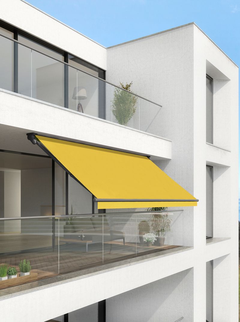 Åben markise markilux 930 med gul stofdug og mørkegrå ramme på taget af en altan