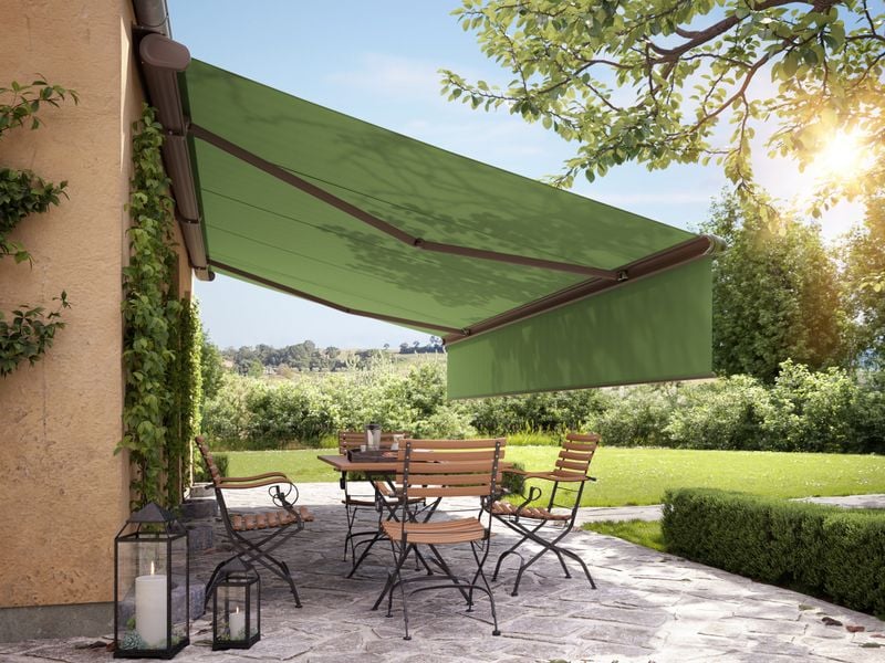 südfranzösiche Terrasse mit ausgefahrener, havannabrauner Markise  MS-5010 mit grünem Tuch