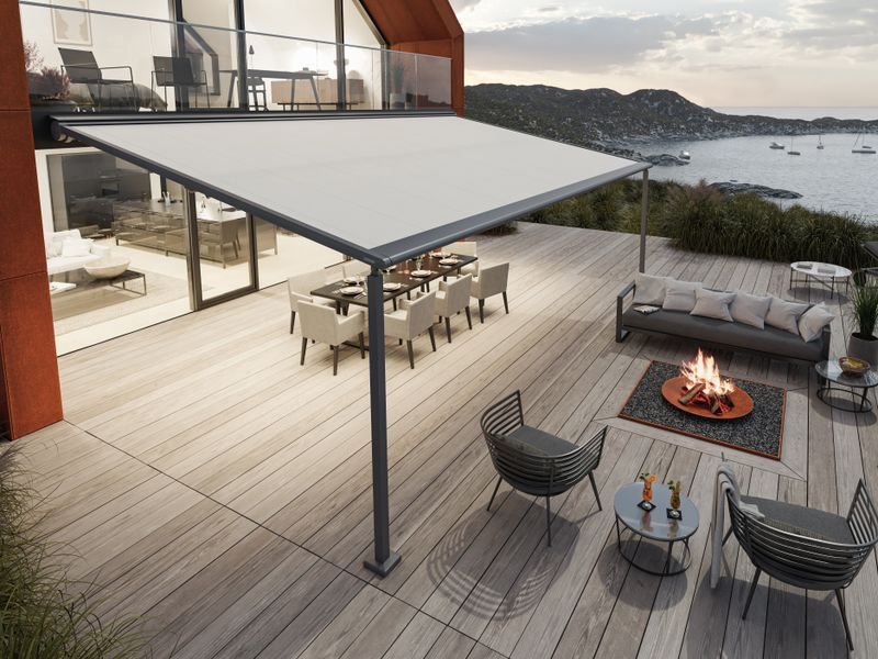 markilux pergola Classic en gris con tela blanca en una terraza