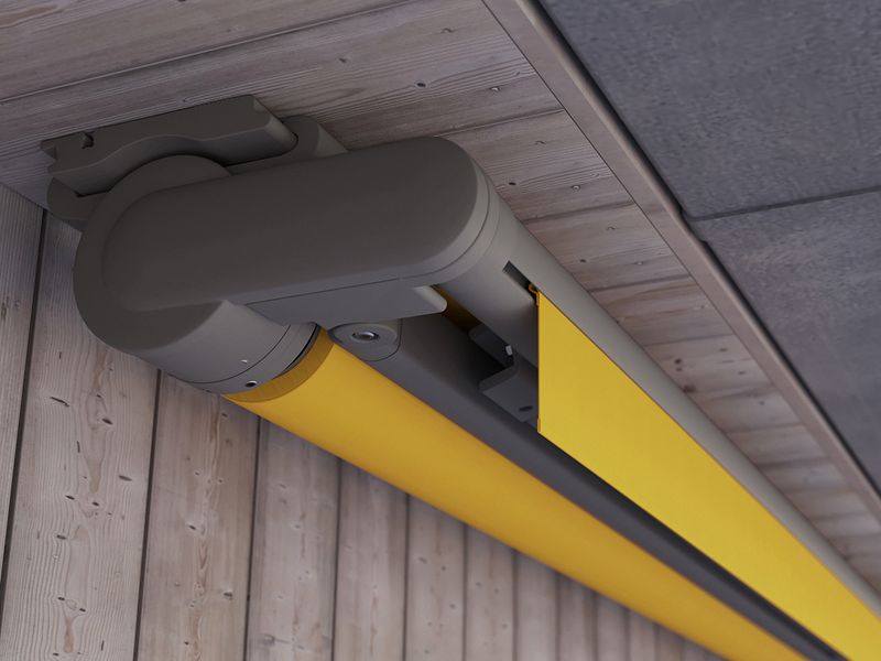 Tenda da sole aperta markilux 930 in grigio con telo giallo, montaggio a soffitto