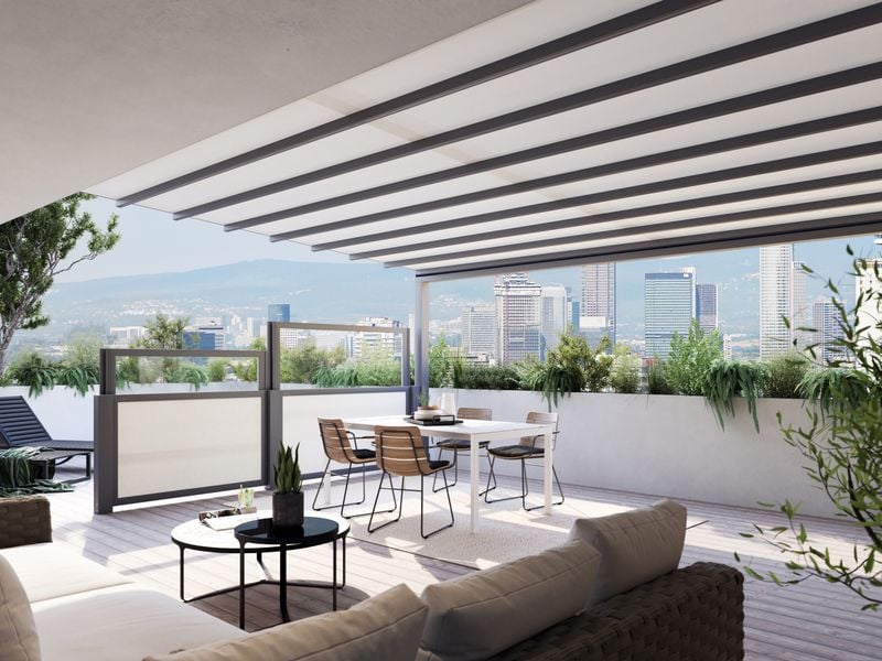 markilux pergola stretch with light fabric cover on a penthouse terrace with a view of the skyline, combined with lateral wind/privacy protection.