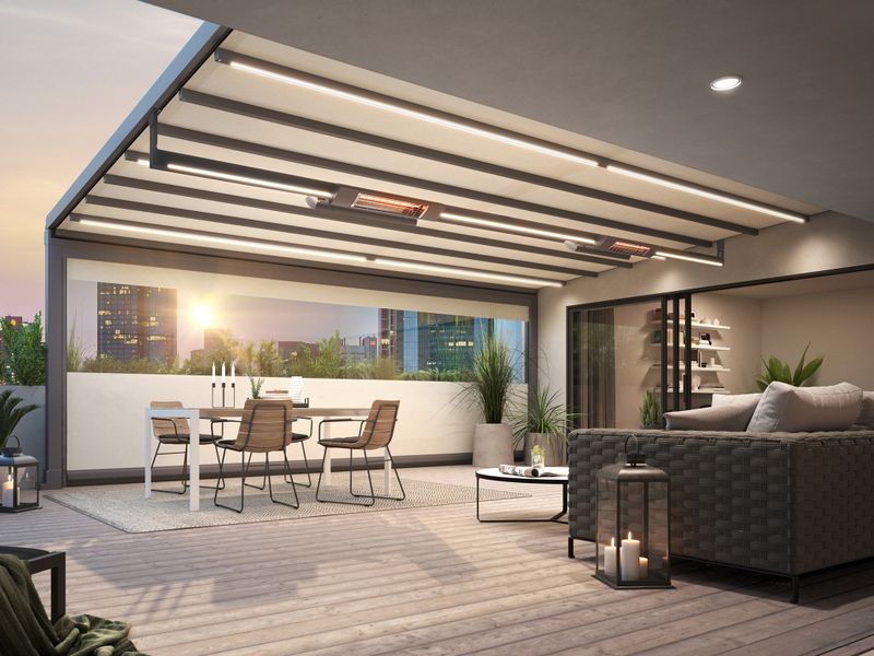 markilux pergola stretch no terraço de uma penthouse ao anoitecer - equipada com luzes, aquecedores de infravermelhos e persianas verticais com janela panorâmica.
