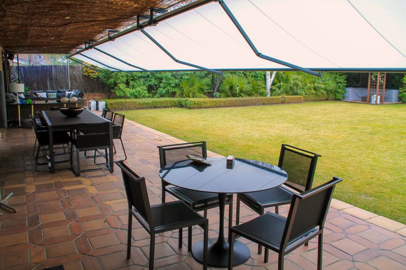 Folding arm awning markilux 1700 with dark frame and light fabric coupled in series