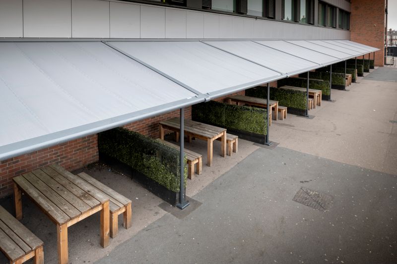 Referenzbild markilux pergola classic über mehreren Tischgruppen einer Schule in London