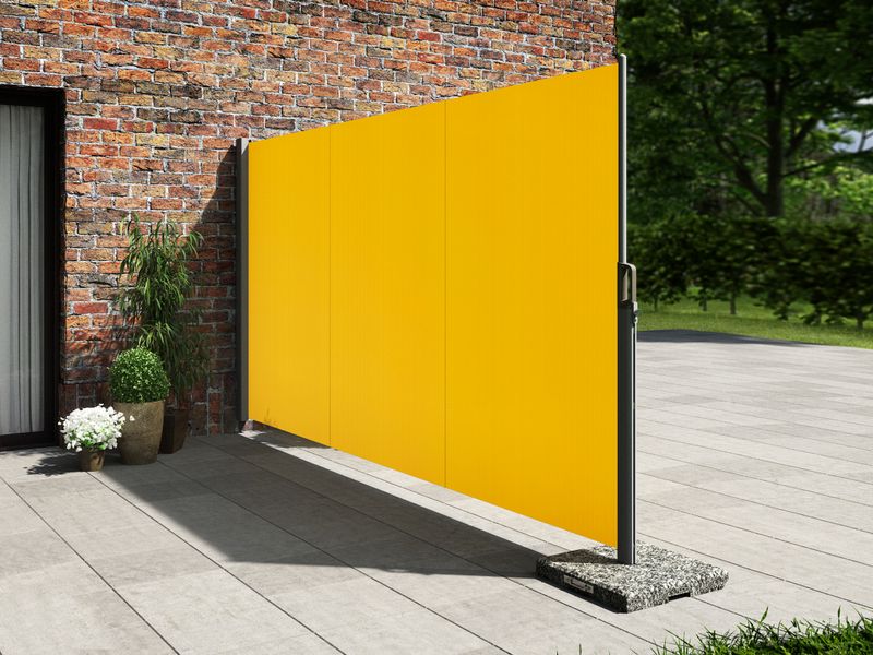 En gul Mobilfix til beskyttelse af privatlivets fred er fastgjort til en husmur