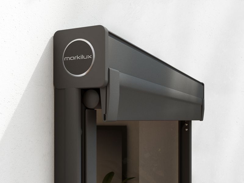 Detailed view of the marquisolette markilux 740: anthracite-colored frame, retracted fabric cover, wall-mounted.