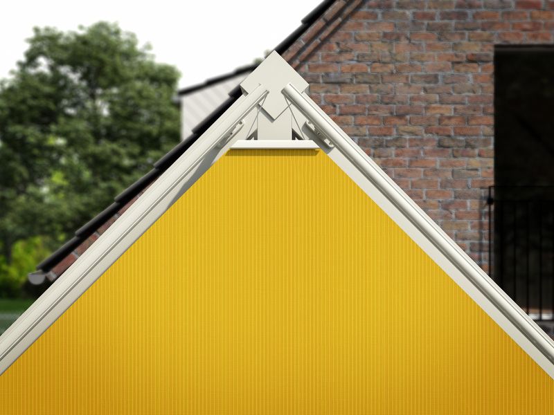 Vista de pormenor: tensão da corda da persiana triangular markilux 893 (armação branca, cobertura em tecido amarelo)