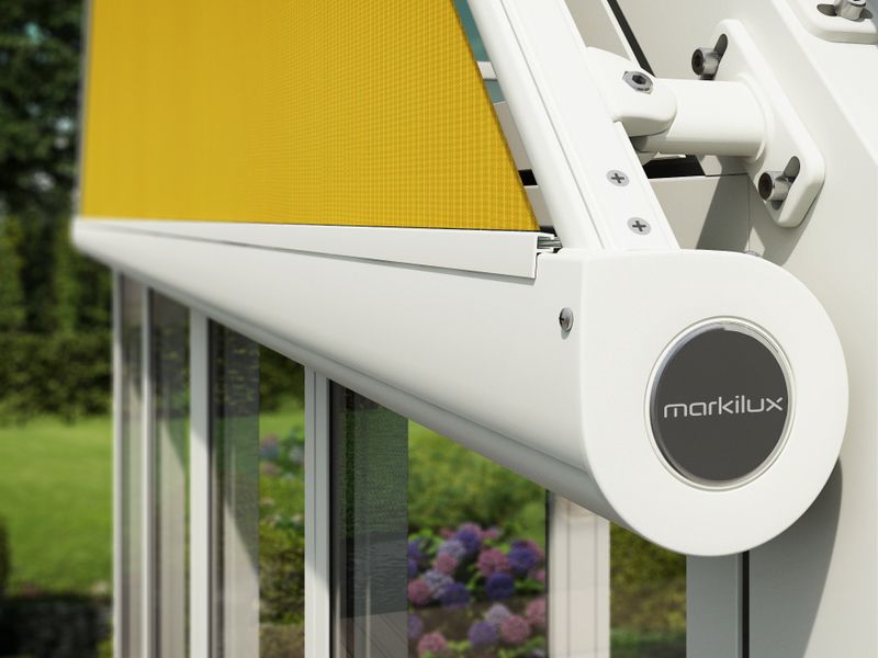 Detail view: cassette of the triangular blind markilux 893 (white frame, yellow fabric cover)