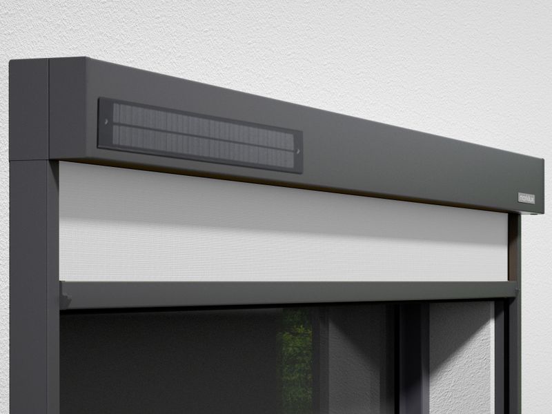 Vista detallada de un cofre gris de los toldos para ventanas markilux 620 con módulo solar sundrive.