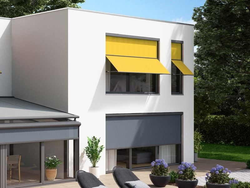 gelbe Markisolette an den Fenstern eines modernen Haus