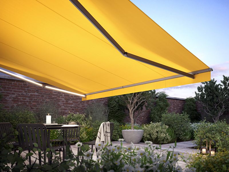 markilux 1710: View from below of the yellow awning cover, LED-Line in the folding arms