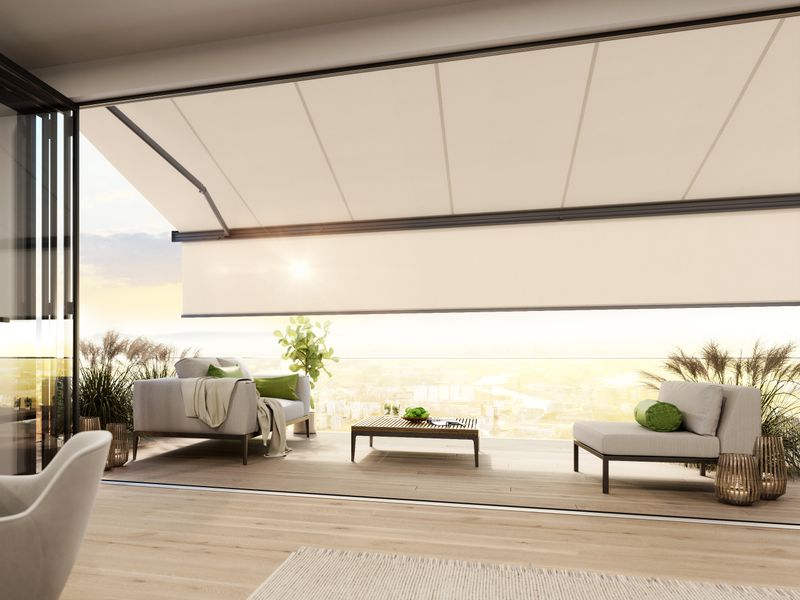 Apartamento urbano con balcón con toldo cofre markilux 970 incluido Súper-sombra, vista desde el interior hacia el exterior.