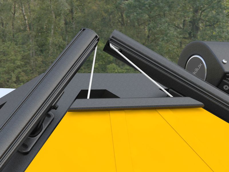 Detaljeret visning af styreskinner og trissekabel på trekantet markilux 893, gult stofbetræk, antracit ramme.