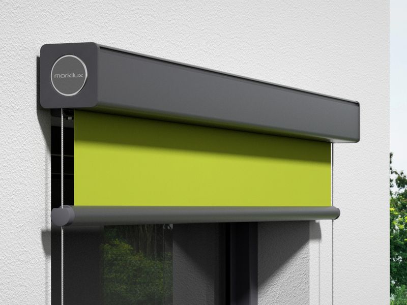 Detail picture of vertical cassette awning markilux 710 in anthracite, green fabric cover