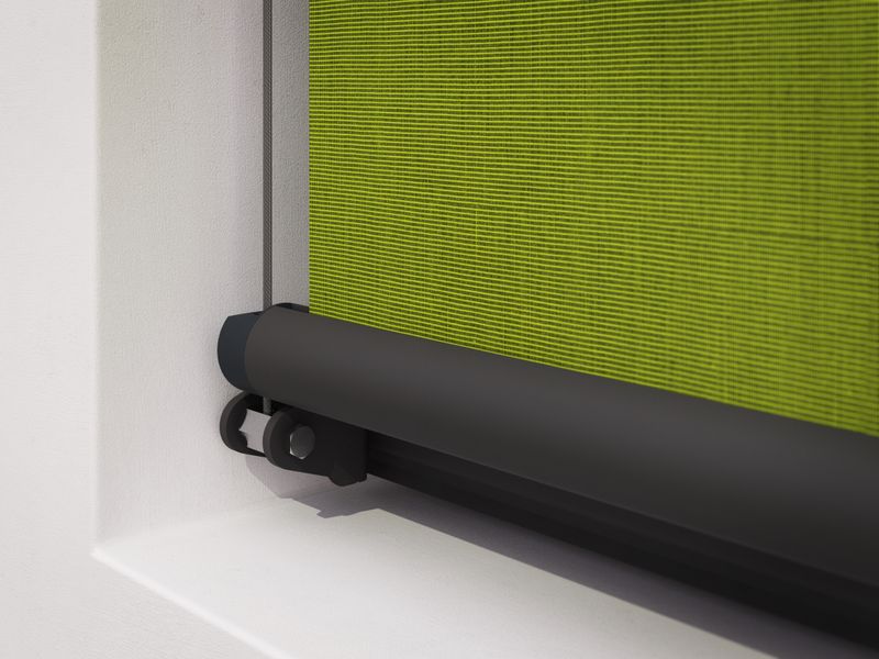 Imagem de pormenor da guia de tecido do toldo de cassete vertical markilux 710 em antracite, cobertura de tecido verde